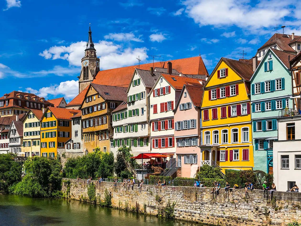 Die Neckarfront in Tübingen von der Neckarbrücke aus fotografiert. Es sind die pitoresquen bunten Häuser der Tübinger Altstadt zu sehen.
