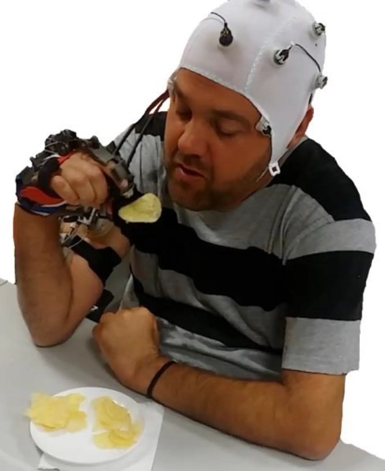 Das hirngesteuerte Hand-Exoskelett ermöglicht Querschnittsgelähmten, ihre Hand wieder zu benutzen. Foto: Surjo R. Soekadar