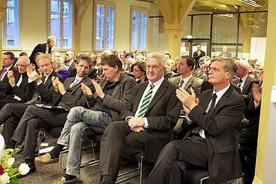 Von rechts nach links: Rektor Professor Dr. Dr. h.c. Bernd Engler, Ministerpräsident Winfried Kretschmann, Tilman Jens, Oberbürgermeister Boris Palmer, Präsident Professor Dr. Dr. h. c. Heinrich Detering von der Deutschen Akademie für Sprache und Dich