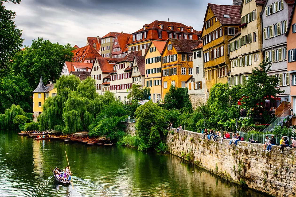 Foto der Häuser am Neckar mit dem berühmten Hölderlinturm