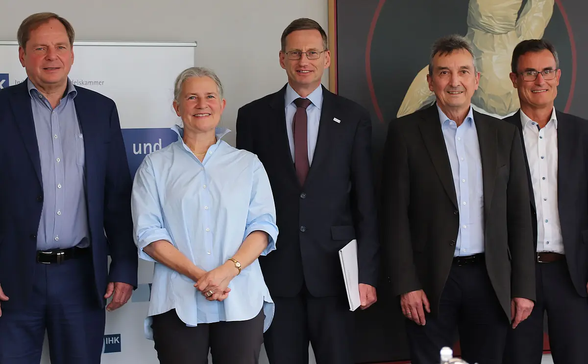 Haben die weitere Zusammenarbeit beschlossen (von links): Dr. Wolfgang Epp (IHK Reutlingen), Rektorin Professorin Dr. Dr. h.c. (Dōshisha) Karla Pollmann (Universität Tübingen), Kanzler Dr. Andreas Rothfuß (Universität Tübingen), Prof. Dr. Peter Grathwohl(Universität Tübingen), Dr. Stefan Engelhard (IHK Reutlingen).