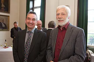 Der neue Prorektor Peter Grathwohl (links) und sein Amtsvorgänger Herbert Müther. Foto: Universität Tübingen / Friedhelm Albrecht