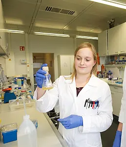 Drei angehende Biologielaborantinnen (von links nach rechts): Madeleine Spahmann, 