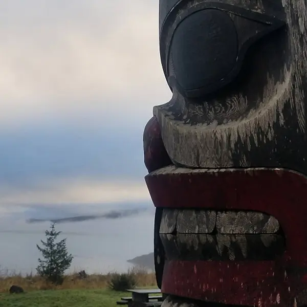 Ts’aahl-Totempfahl von Garner Moody in Skidegate auf der Insel Haida Gwaii, Kanada