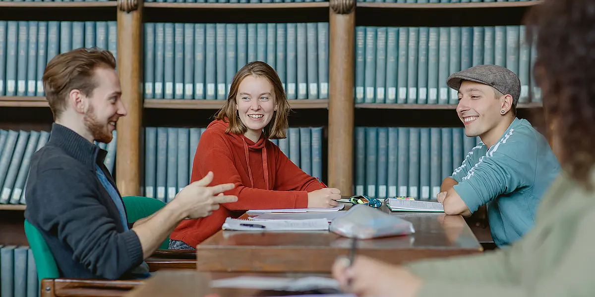 Soziologiestudierende in der Bibliothek.