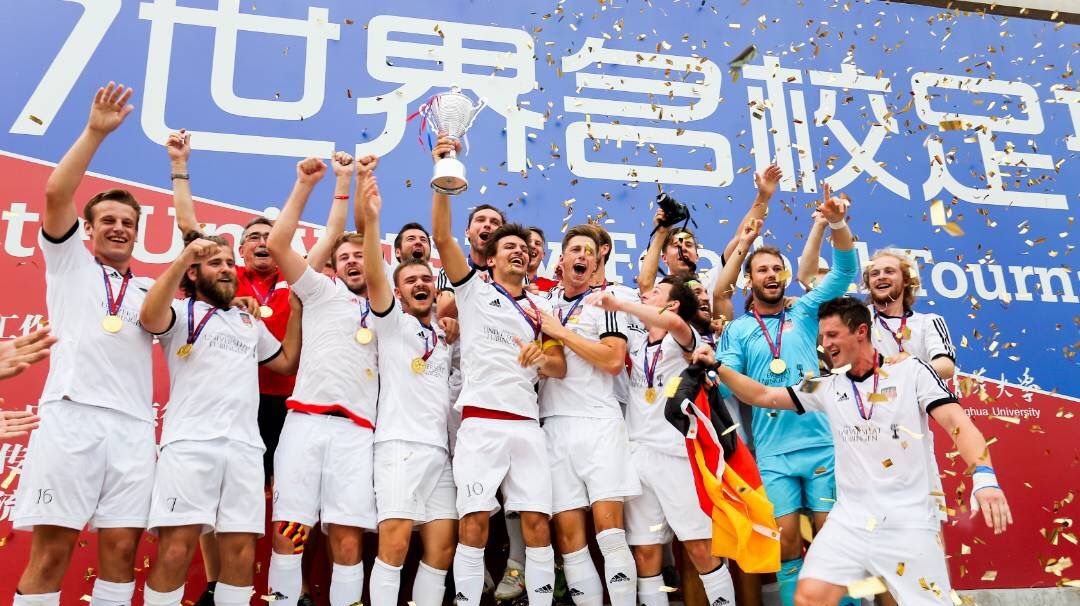 Die Unimannschaft Fußball bei der Siegerehrung in Peking