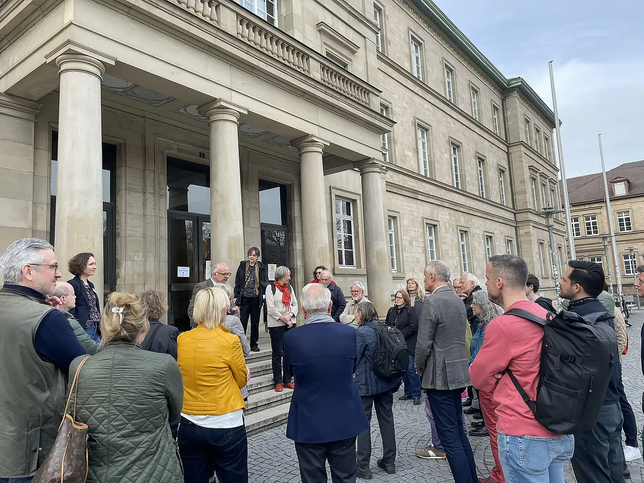 Kunsthistoriker Dr. Edgar Bierende referiert für Alumni der Universität Tübingen über die klassizistische Fassade und architektonischen Anlagen der Neuen Aula