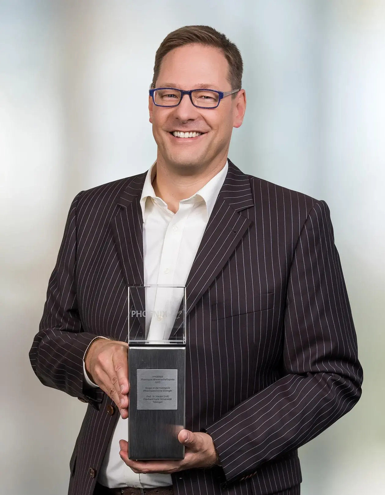 Harald Groß hält Preis-Objekt