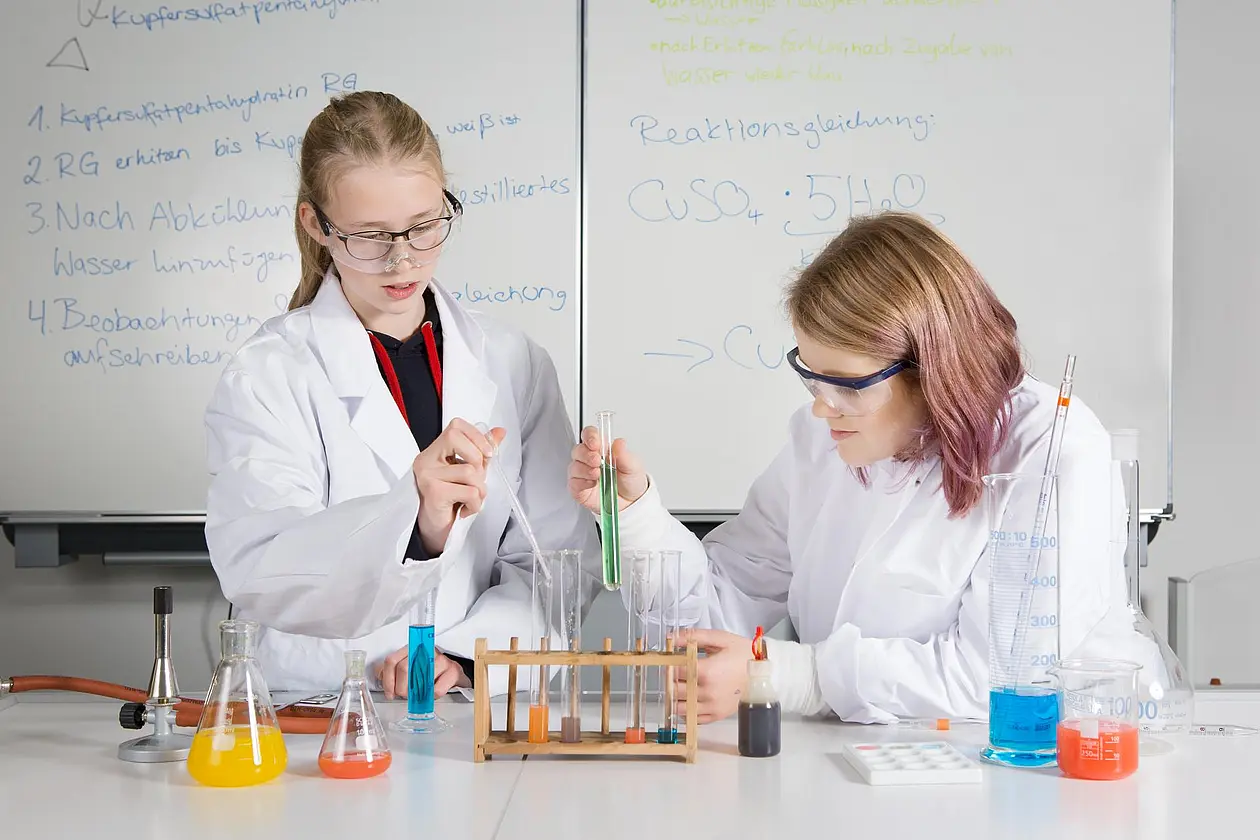 Ob wir eine Ausbildung beginnen oder weiterhin die Schulbank drücken, beeinflusst unser Interesse an forschenden Tätigkeiten.