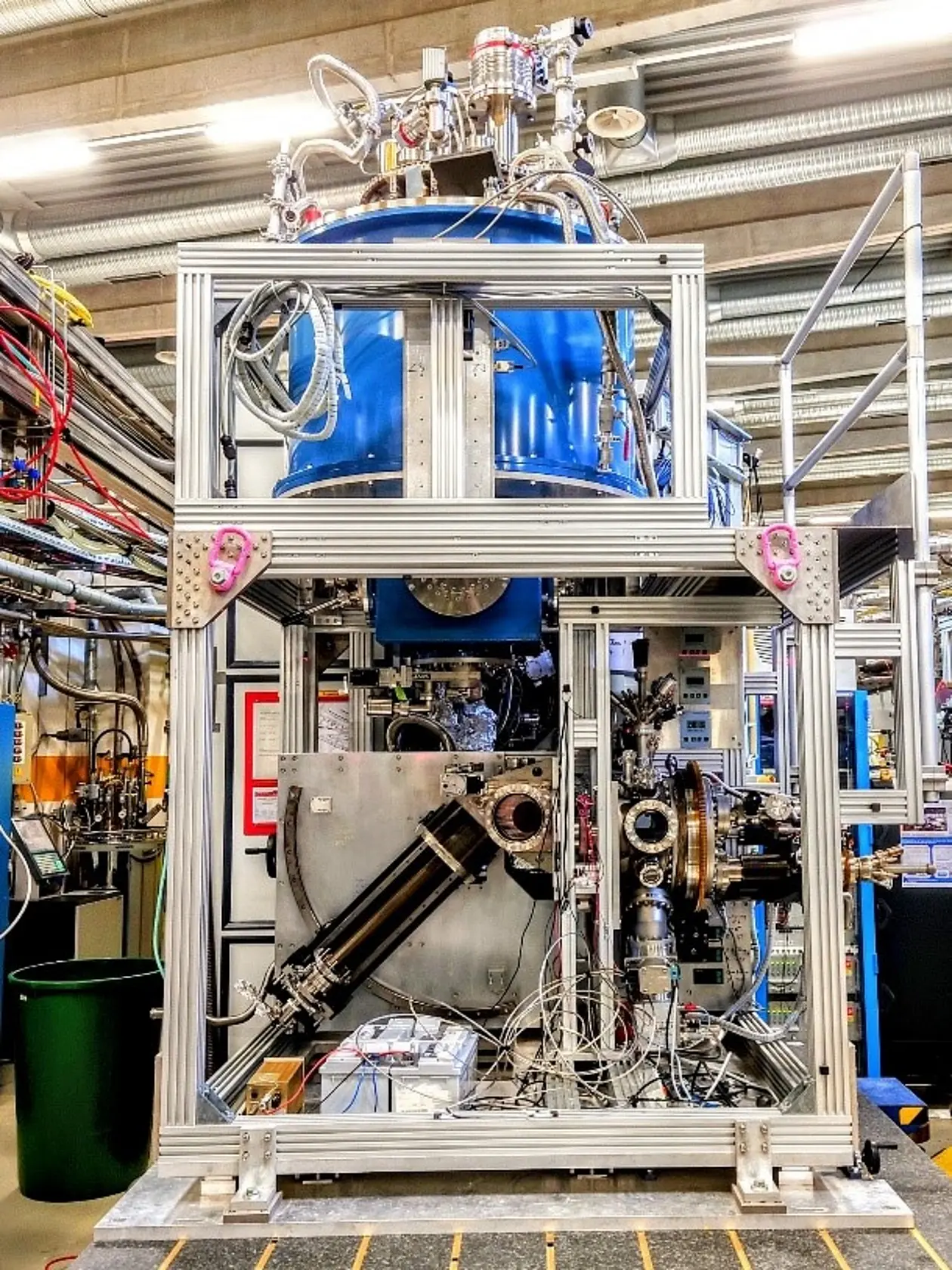 The photo shows the endstation at the synchrotron PETRA III at Desy in Hamburg. It was part of the setup the team used. 