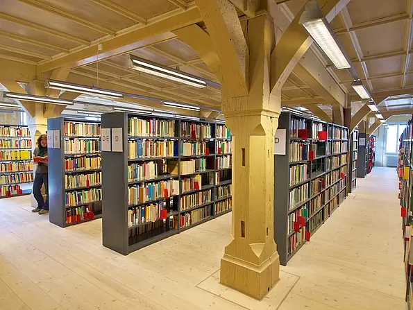 Hell und modern gestaltet und trotzdem noch mit altem Flair: Die Fachbibliothek des Instituts des Erziehungswissenschaft.