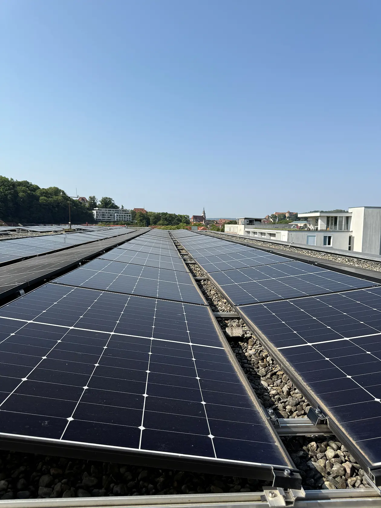 Solarmodule auf dem Dach des Brechtbaus