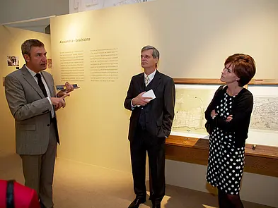 Prof. Dr. Ernst Seidl (links), Leiter des Museums der Universität Tübingen (MUT), mit Rektor Prof. Dr. Bernd Engler und Dr. Nicola Leibinger-Kammüller