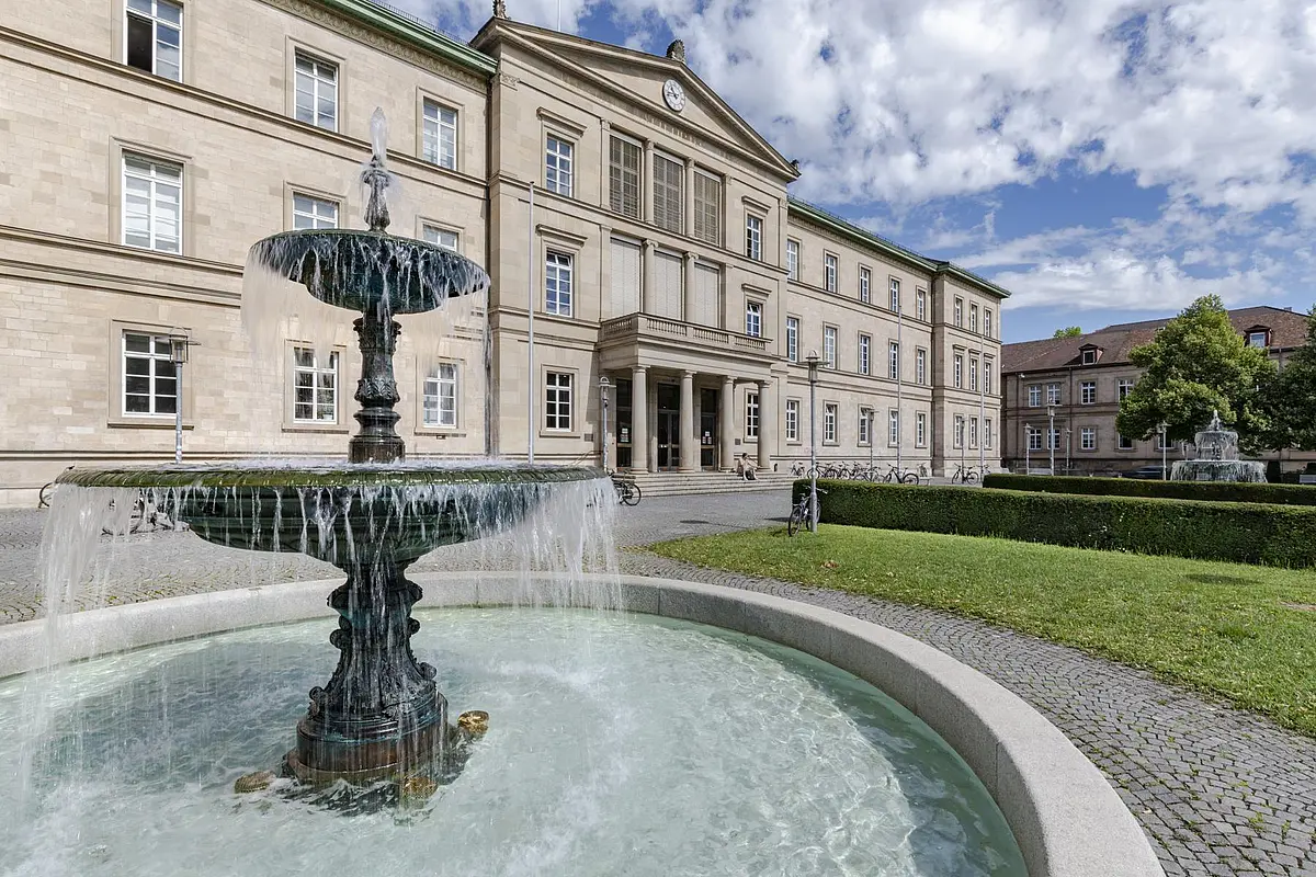 Springbrunnen vor dem Gebäude Neue Aula