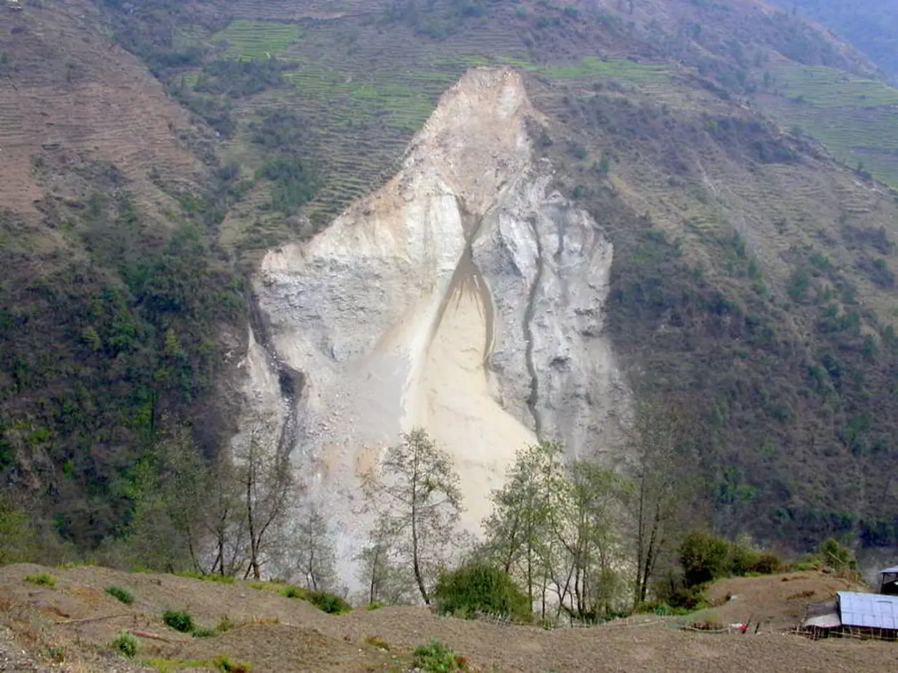 Frischer Erdrutsch nahe Kimrong im Himalaja in Zentral-Nepal