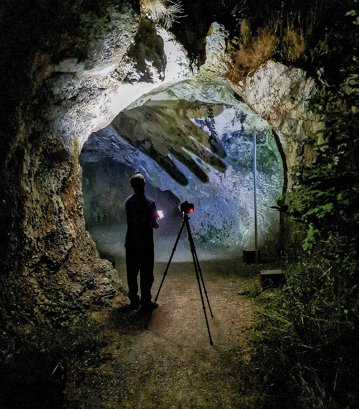 Der japanische Künstler Takehito Koganezawa bei Lichtproben in der Vogelherdhöhle.