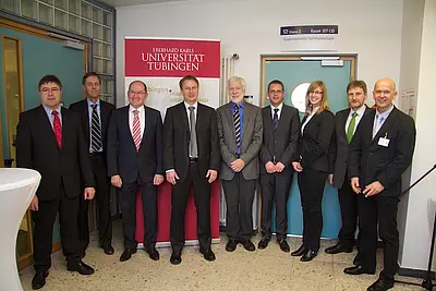 v.l.n.r.:Dr. Raymund Heinen(CEO Zeiss Vision Lab), Prof.Dr. Thomas Gasser (Prodekan Forschung Med. Fakultät), Dr.Bernhard Wittmann( Leiter Forschung Zeiss Vision Care), Dr. Siegfried Wahl, (Direktor Zeiss Vision Lab), Prof. Dr. Herbert Müther(Prorektor 