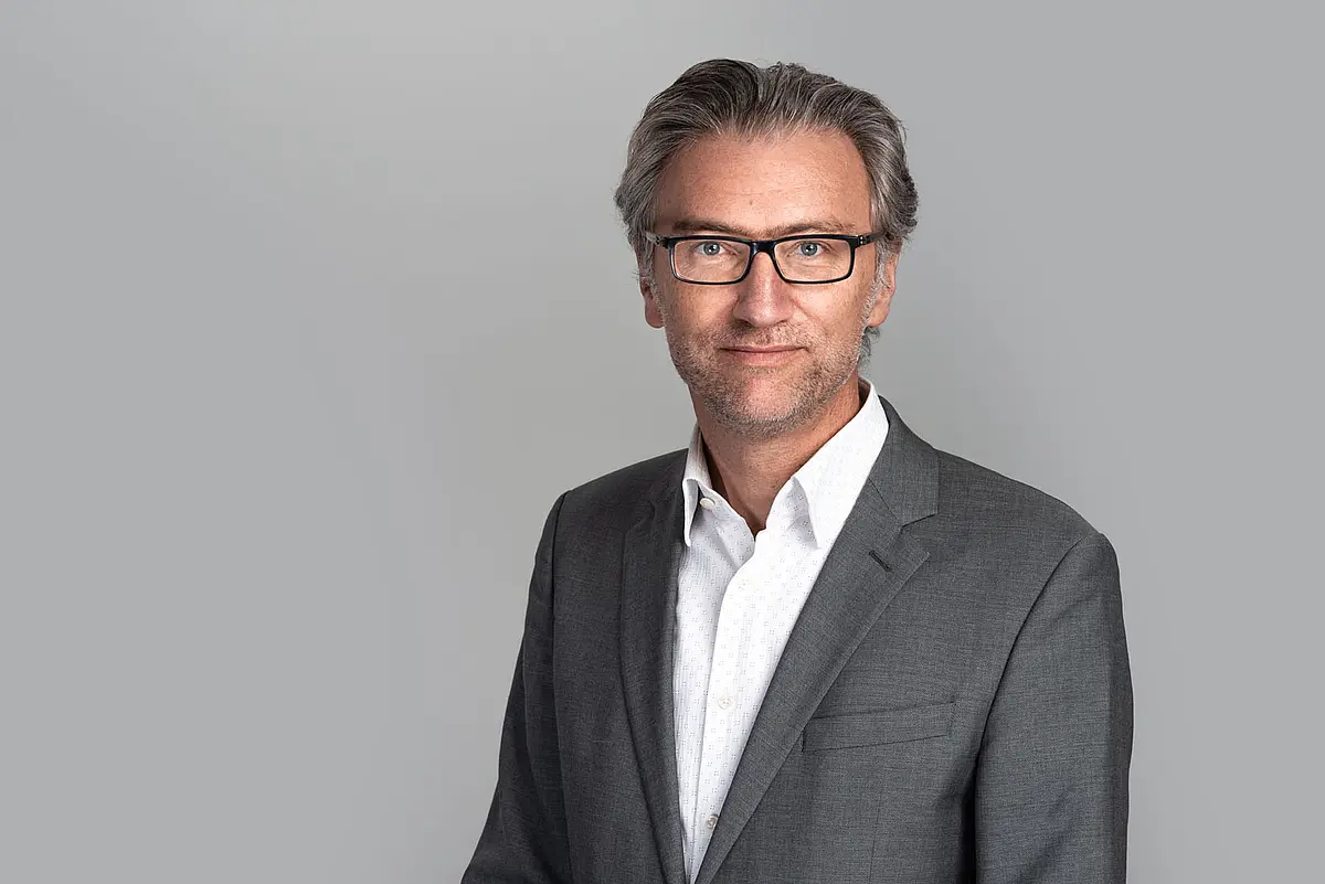 Portraitfoto von Prof. Dr. Jörg Robert