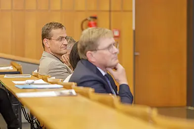 In ihren Grußworten beim Jubiläumssymposium betonten Prof. Dr. Jens Maschmann, Leitender Ärztlicher Direktor und Vorstandsvorsitzender des Universitätsklinikums Tübingen, (im Bild links) und Oliver Barta, Hauptgeschäftsführer Südwestmetall, (im Bild rechts) den großen Beitrag, den das Institut für die Gesundheit von Beschäftigten in Baden-Württemberg und darüber hinaus leistet. 