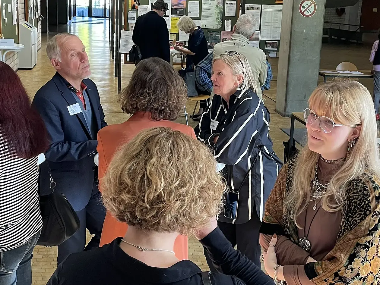 Ehemalige Germanistik-Studierende der Universität Tübingen beim anschließenden Empfang im Foyer des Brechtbaus