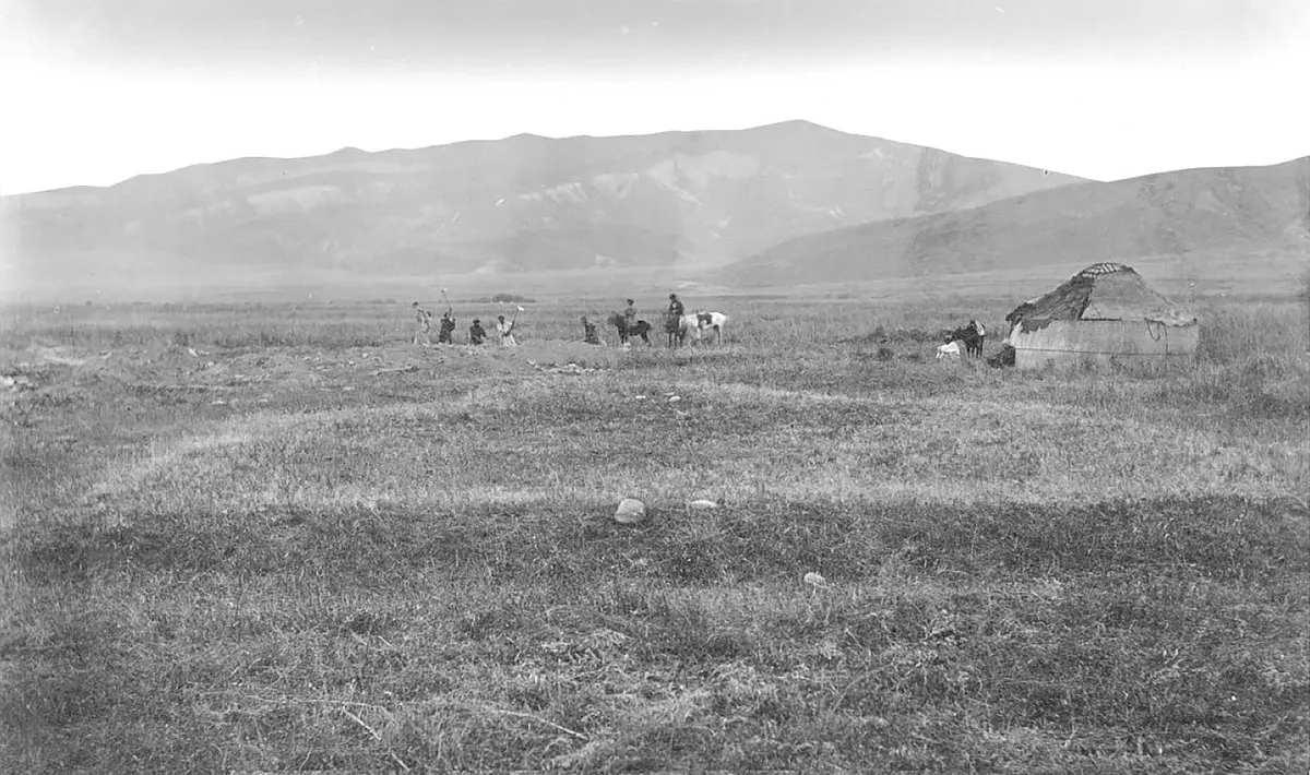 Ausgrabungen an der Kara-Djigach Fundstätte im Tschu-Tal am Fuße des Tian Shan-Gebirges in Kirgisistan. Die Ausgrabungsarbeiten fanden zwischen 1885 und 1892 statt. 
