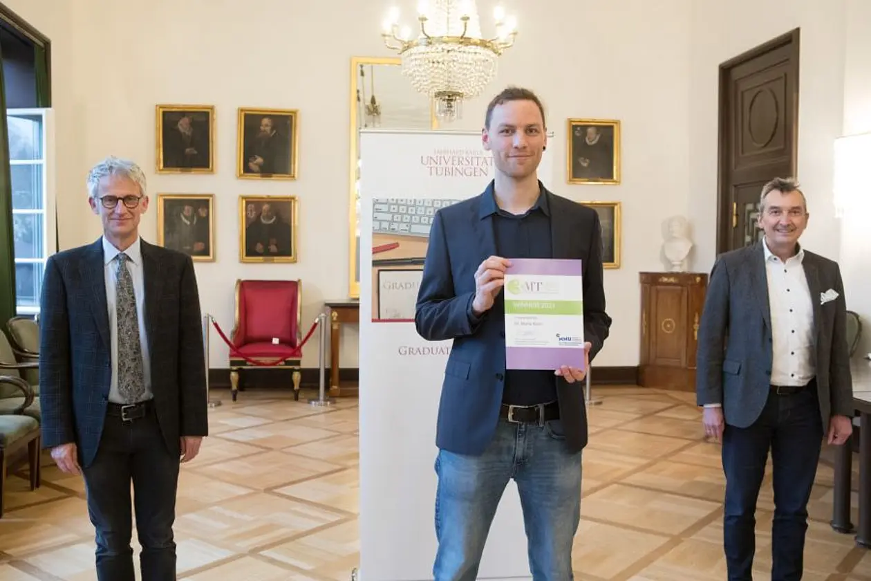 Gruppenbild mit Prof. Dr. Thilo Stehle, Preisträger Dr. Moritz Koch mit Zertifikat und Prof. Dr. Peter Grathwohl