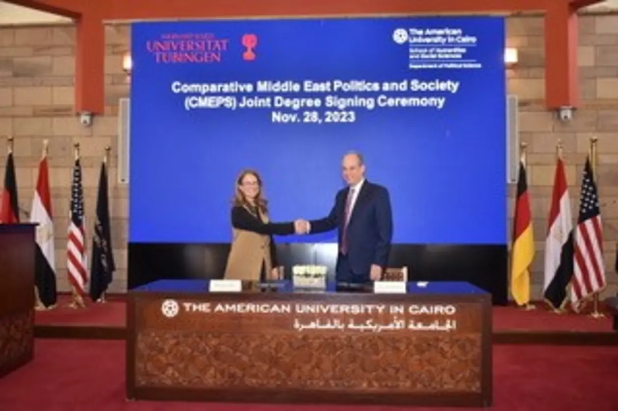 Prorektorin Prof. Dr. Monique Scheer und AUC-Präsident Professor Dr. Ahmed Dallal bei der Unterzeichnung des Kooperationsvertrags