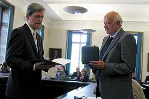 Auszeichnung für besondere Verdienste: Rektor Professor Dr. Bernd Engler (links) überreichte Professor Dr. Georg Sandberger die Universitätsmedaille. Foto: Hermann Reichold