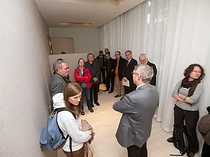 Bei der offiziellen Eröffnung des Raums der Stille konnten sich die Teilnehmerinnen und Teilnehmer von der guten Schalldämpfung überzeugen. Fotos: Friedhelm Albrecht/Universität Tübingen