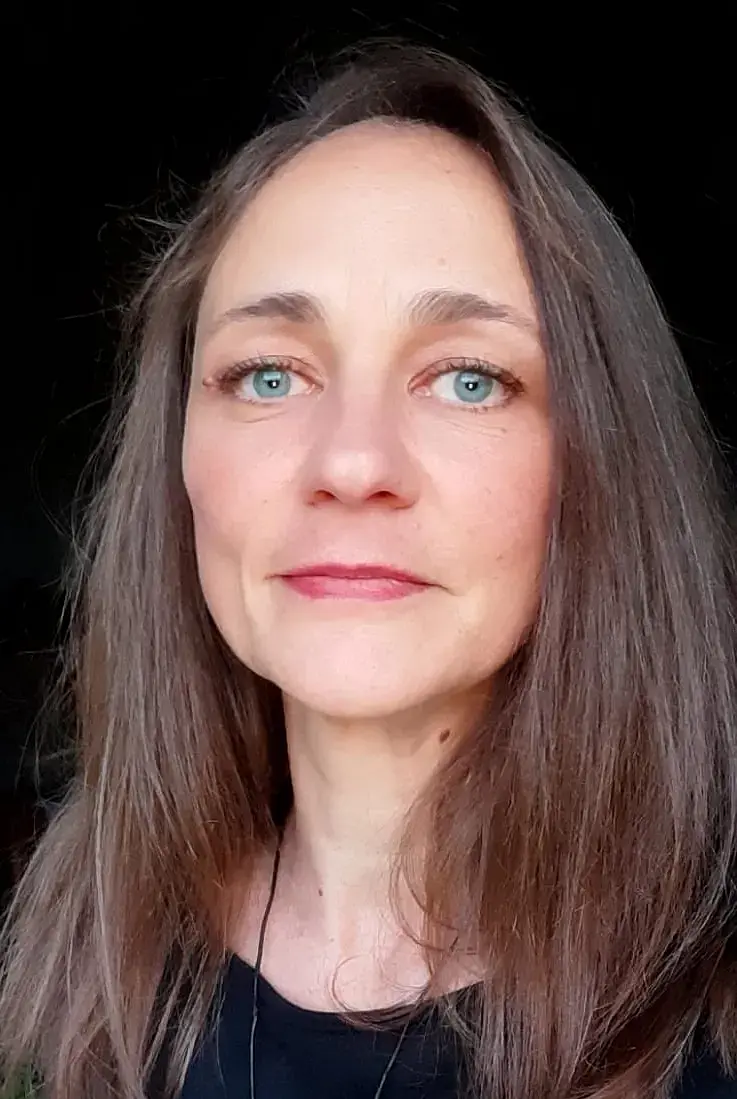 Eine Frau Mitte 30 mit dunkelblonden, schulterlangen Haaren