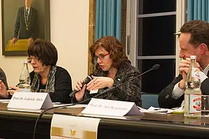 Staatsrätin Gisela Erler, Professor Dr. Gabriele Abels und Professor Dr. Jan Bergmann (von links nach rechts) nahmen in der Podiumsdiskussion Stellung zu den Vorschlägen der Bürger. Foto: Alexander Kobusch