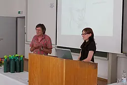 Meike Gerstenkorn erhielt den Preis für ihre Portraitzeichnungen, links Universitätszeichenlehrer Frido Hohberger.
