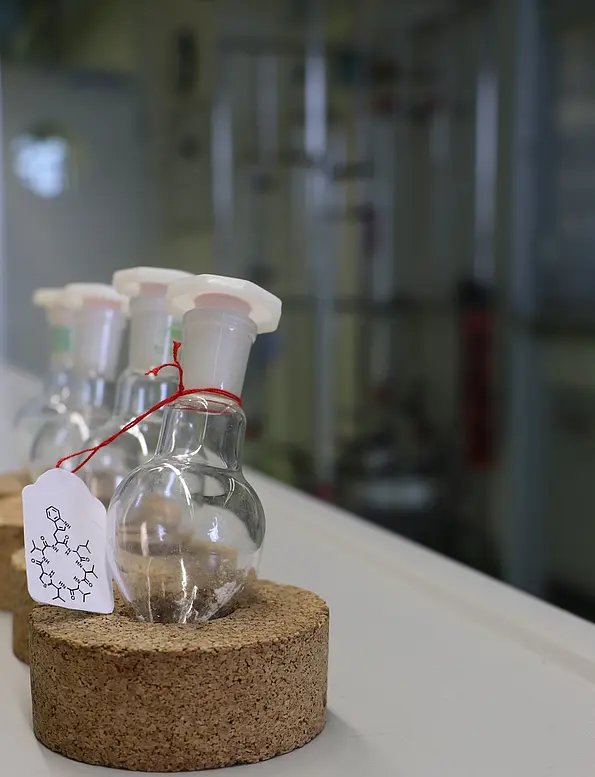Im Labor synthetisiertes Lugdunin im Glaskolben.