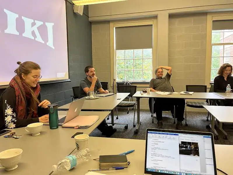 Zu sehen ist ein Ausschnitt mit drei Personen auf der Konferenz des BTWH 2022 in Chapel Hill, North Carolina.