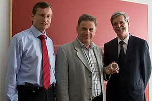 Kanzler Dr. Andreas Rothfuß, Hermann Baur und Rektor Professor Dr. Bernd Engler. Foto: Simona Steeger-Przytulla