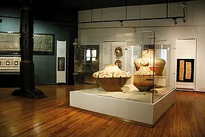 Dauerausstellungsbereich der ethnologischen Lehrsammlung. Fotos: Stefanie Hildebrand