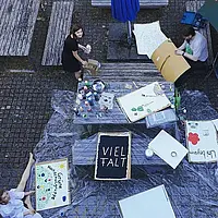 Mitglieder der Gruppe malen Plakate