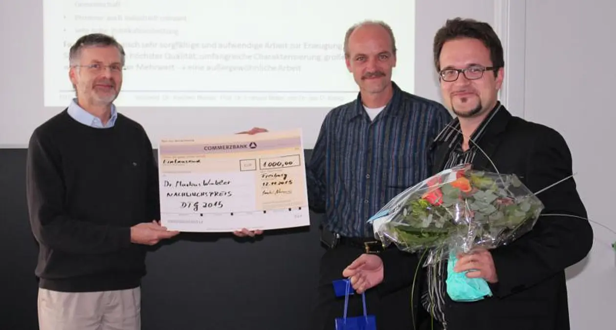 Dr. Joachim Nurnus (Mitte), Vorsitzender der Deutschen Thermoelektrik-Gesellschaft e.V., und Prof. Dr. Eckhard Müller (DLR, links) überreichen den Nachwuchspreis an Dr. Markus Winkler. Photo: Fraunhofer-Institut für Physikalische Messtechnik IPM