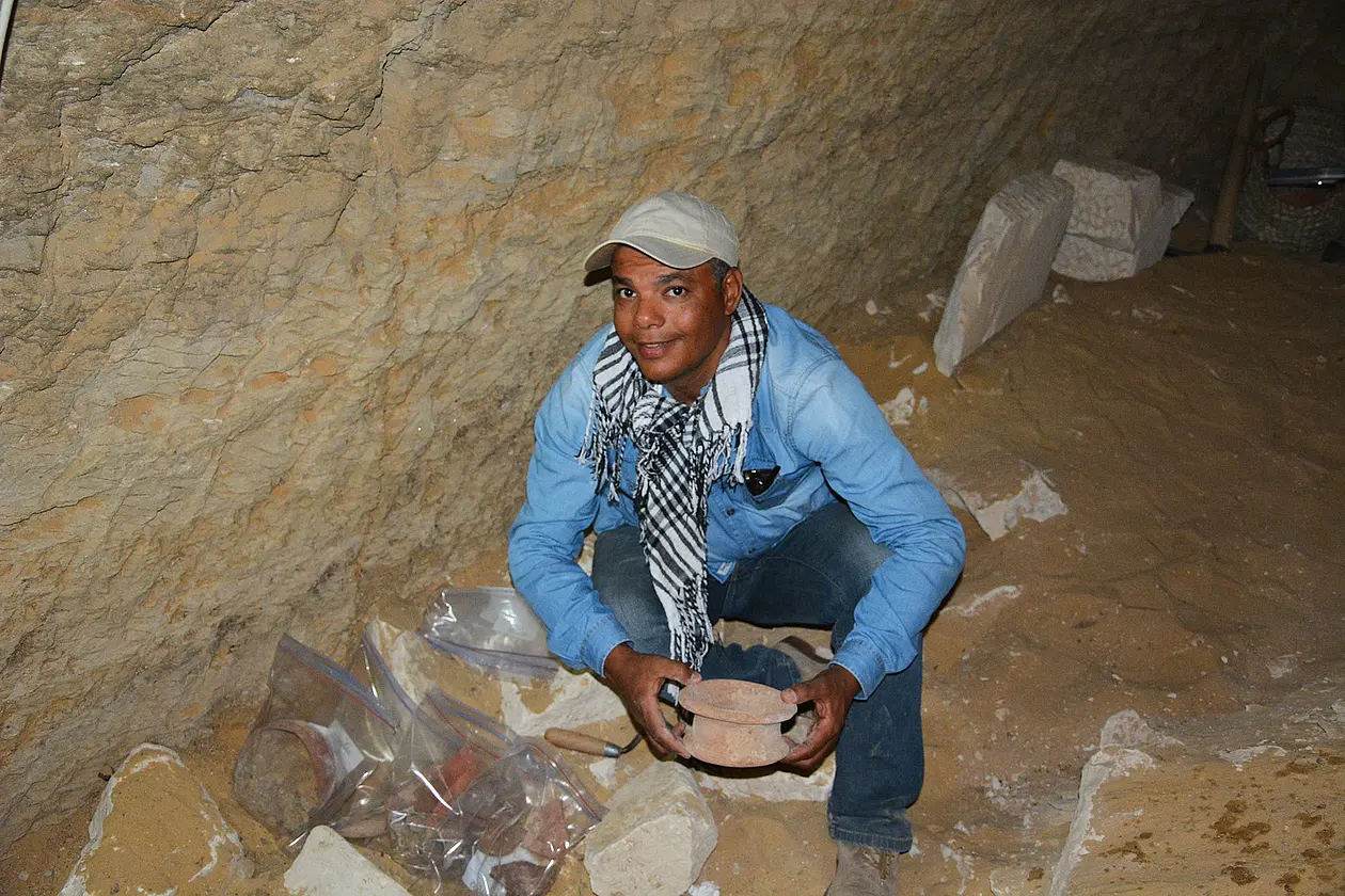 Der Archäologe Dr. Ramadan Hussein bei Ausgrabungen in Sakkara.