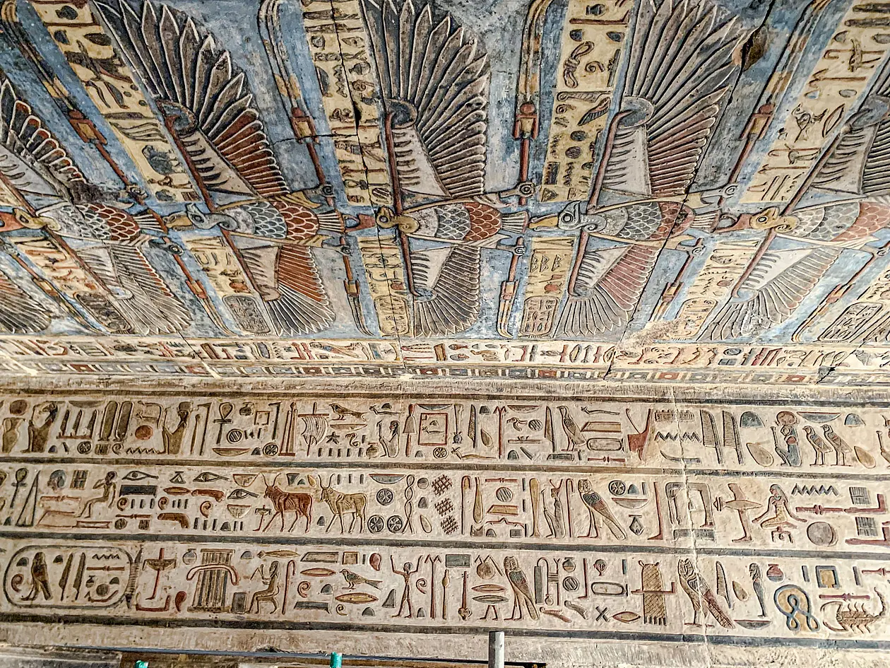 Die fliegenden Geier am zentralen Deckenbereich (Zentraltravée), dahinter der nördliche Querbalken (Architrav).