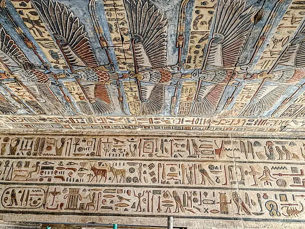 Die fliegenden Geier am zentralen Deckenbereich (Zentraltravée), dahinter der nördliche Querbalken (Architrav).