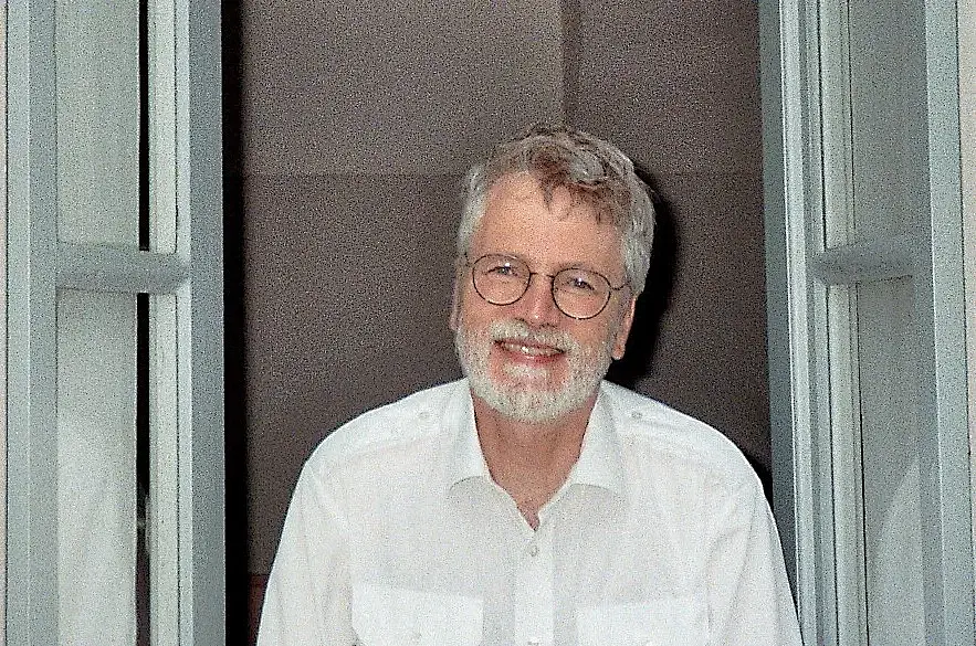 Matthias Schiebe im Fenster einer italienischen Villa im Herbst