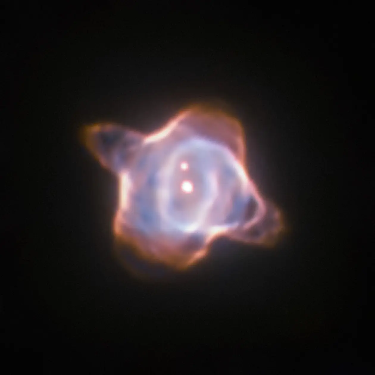 Diese Abbildung des Stingray-Nebels, einem planetarischen Nebel, der 2.700 Lichtjahre von der Erde entfernt ist, wurde 1998 mit der Wide Field and Planetary Camera 2 (WFPC2) des Hubble-Weltraumteleskops aufgenommen. Im Zentrum des Nebels befindet sich der Stern SAO 244567, der sich schnell entwickelt. Be-obachtungen aus den vergangenen 45 Jahren zeigten, dass die Oberflächentemperatur des Sterns um fast 40.000 Grad Celsius stieg. Nun ergeben neue Beobachtungen, dass der Stern SAO 244567 wieder begonnen hat abzukühlen. Bild: ESA/Hubble & NASA