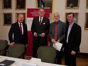 Nach der Vertragsunterzeichnung (von links): Dr. Harald Stallforth (stellvertretender Vorstandsvorsitzender der Aesculap AG), Professor Dr. Hanns-Peter Knaebel (Vorstandsvorsitzender der Aesculap AG), Professor Dr. Herbert Müther (Prorektor für Forschun