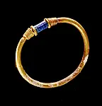 Armreif aus Gold mit eingebundenem Siegel aus Lapislazuli, ca. 1650-1550 v. Chr., aus der Südkammer der Nebengruft unter dem Königspalast von Qatna (Ausgrabungen Juli-August 2010). Foto: Julia Gergovich
