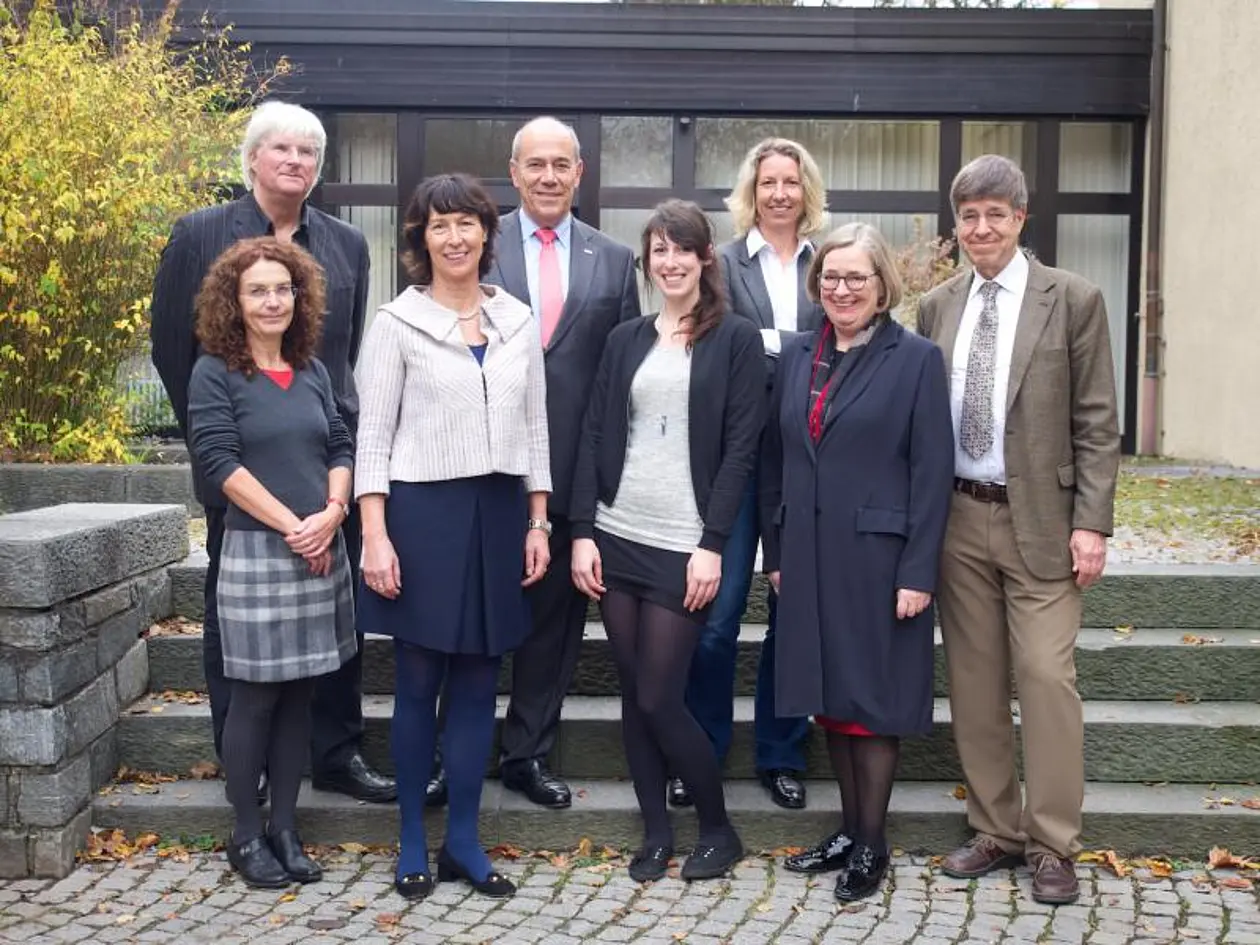 Reihe oben v.r.n.l: Dr. Thomas Nielebock, Prof. Wilhelm Rall, Dr. Dr. Saskia Biskup. Reihe Unten: Prof. Stefanie Gropper, Dr. Ingrid Hamm, Eva Maria Burk, Christiane Neumann, Prof. Heinrich Bülthoff. Nicht auf dem Bild: Prof. Oliver Kohlbacher, Prof. Antonio Loprieno, Prof. Andreas Busch. Foto: Friedhelm Albrecht Universität Tübingen.