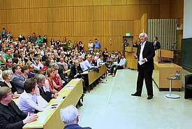 Im Juli 2011 war der inzwischen verstorbene Schriftsteller Henning Mankell im vollen Hörsaal 25 des Kupferbaus zu Gast. Als Afrika-Kenner sprach er im Rahmen des 5. öffentlichen Forums des Projekts Wertewelten mit Bundespräsident a. D. Horst Köhler zum Thema „Schicksal Afrikas — Welche Werte entscheiden?“.