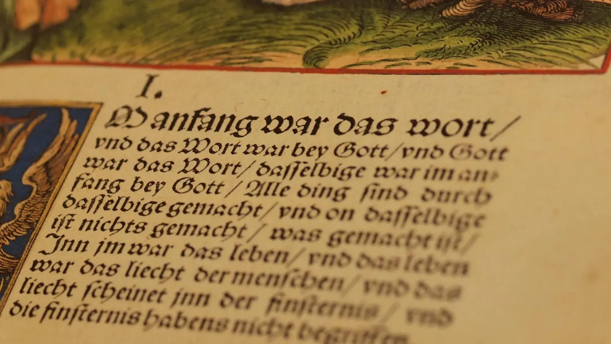 Bild eines historischen Bibeldrucks, zu lesen ist der Prolog des Johannesevangeliums