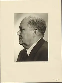 Portrait Carlo Schmid (1896-1979). Fotografie von Theo Schafgans, Bonn, 1956 ID 35050. Die Leitung des Projekts "Digitalisierung der Portraitsammlungen" lag bei der Direktorin der Universitätsbibliothek, Dr. Marianne Dörr, und der Kustodin der Graphisch