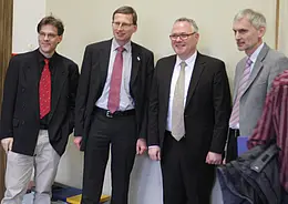 Andreas Schelzel (Projektleiter SAP-Einführung), Kanzler Dr. Andreas Rothfuß, Kamran Miremadi (Projektleiter der Firma SAP) und Gerd Gekeler (Leiter des Dezernats Finanzen; v.l.n.r.)